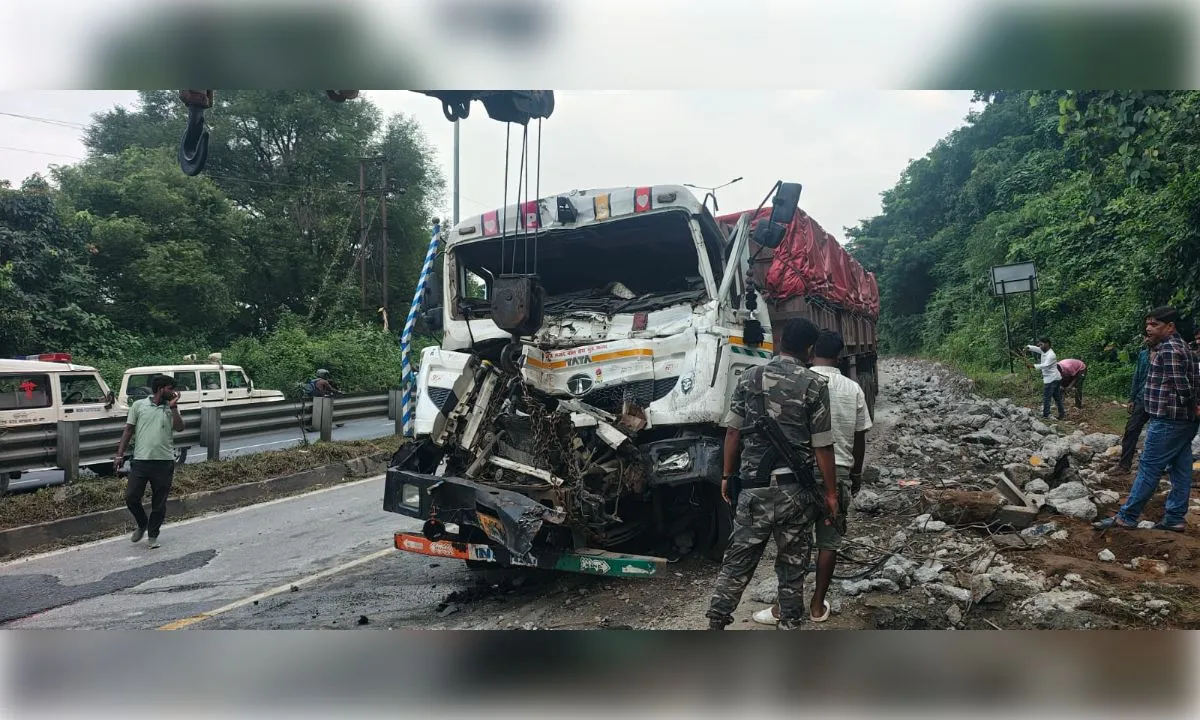 ब्रेक फेल ट्रेलर ने मचाई तबाही, बाइक सवार की मौत