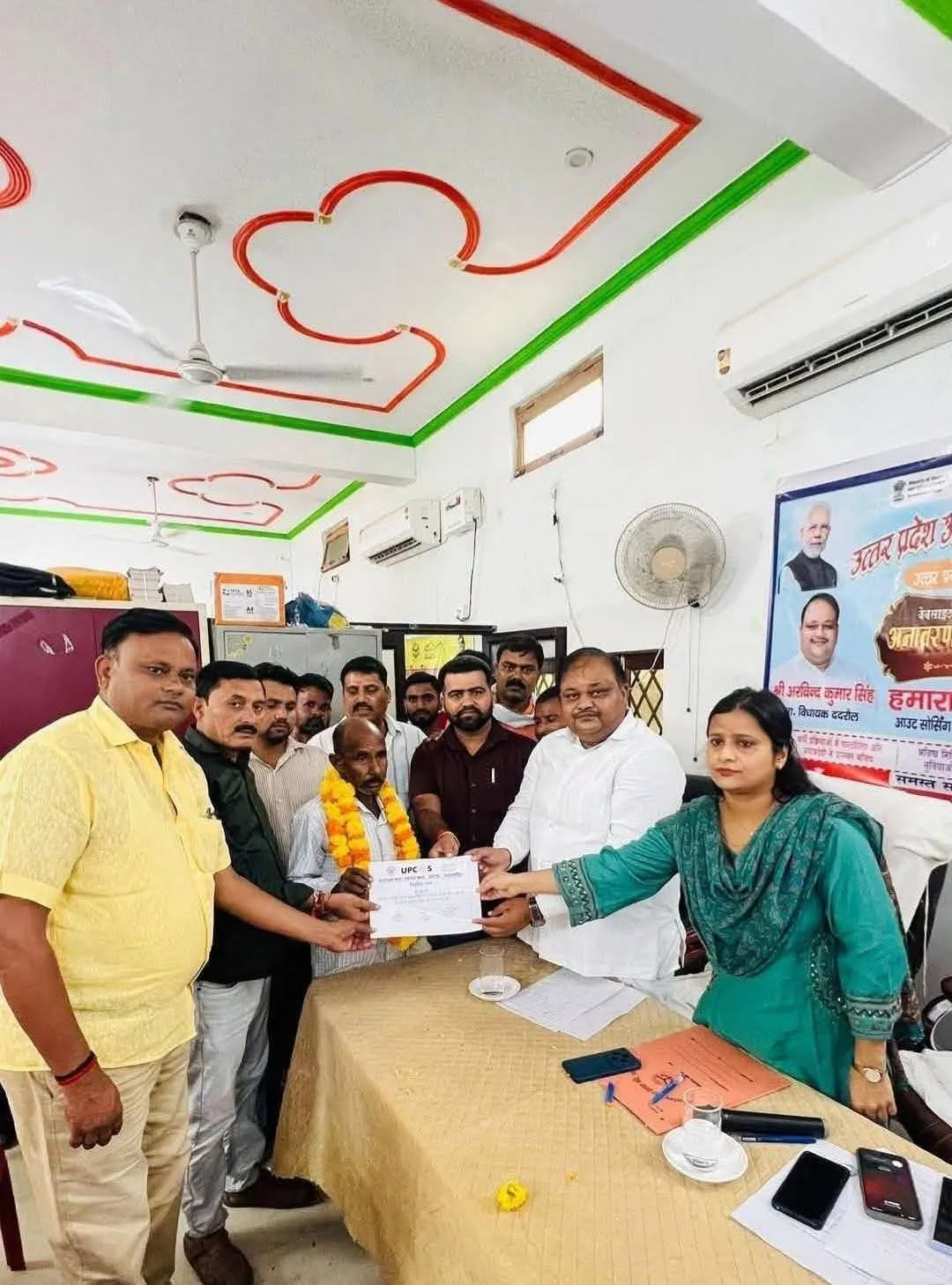 गौतम मौर्य के पिता चंद्रपाल को विधायक अरविंद सिंह व ईओ नूर जहां ने सौंपा नियुक्ति पत्र