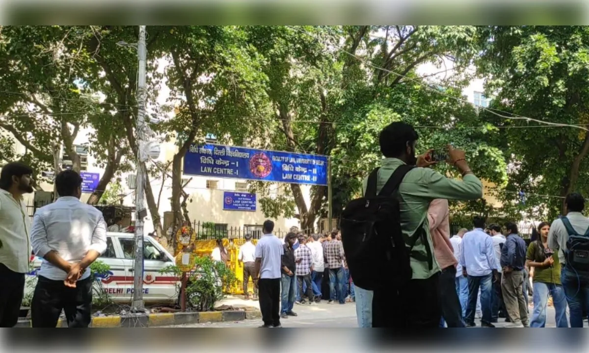 डूसू चुनाव:सुरक्षा व हॉस्टल मुद्दों के बीच सियासी घमासान, मतदान जारी