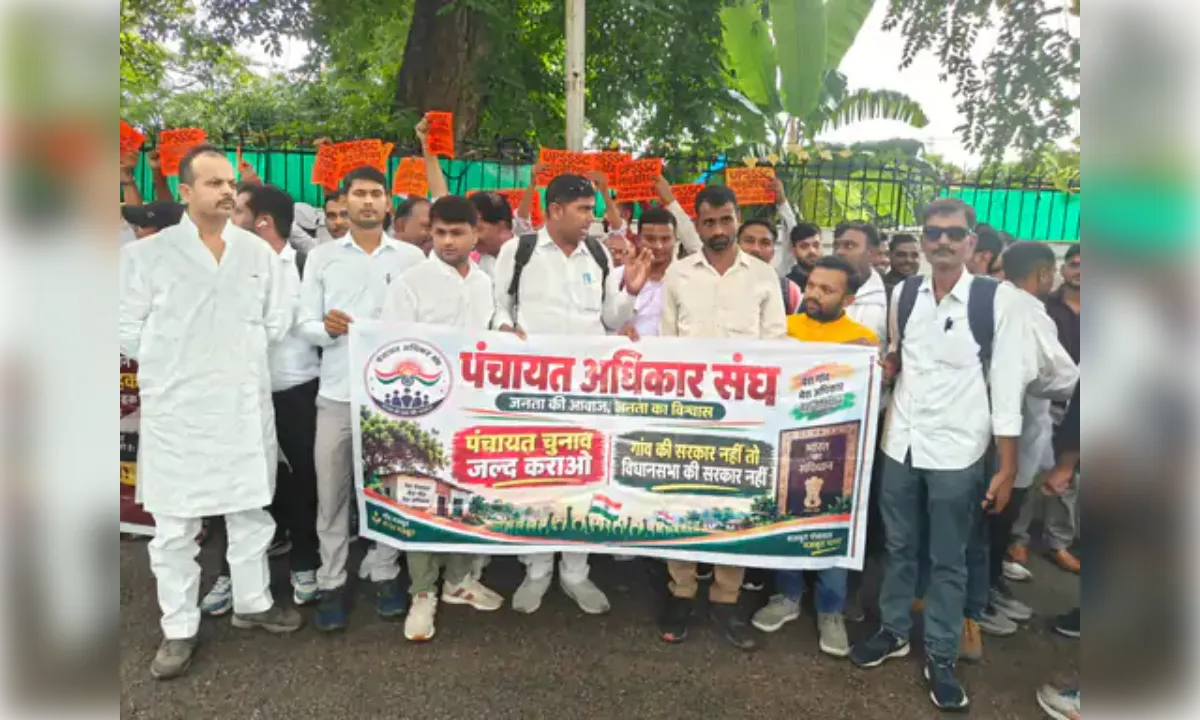 पंचायत प्रतिनिधियों ने घेरा डिप्टी सीएम का आवास, 2 घंटे चला प्रदर्शन