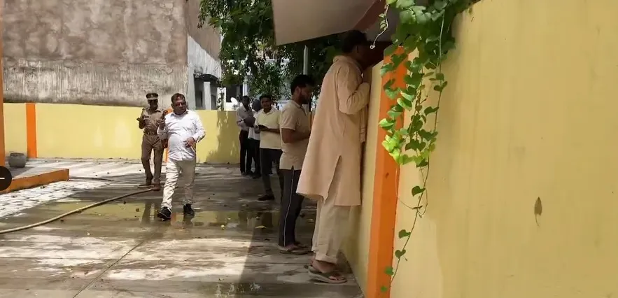 घर के प्रवेश पर दीवार,अंदर की झलक पाने के लिए मशक्कत करते रहे अफजाल अंसारी 