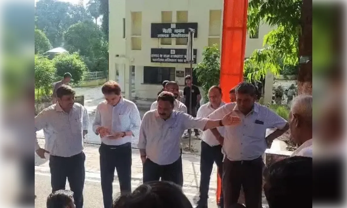 लविवि में हॉस्टल फीस चार गुना बढ़ने पर हंगामा