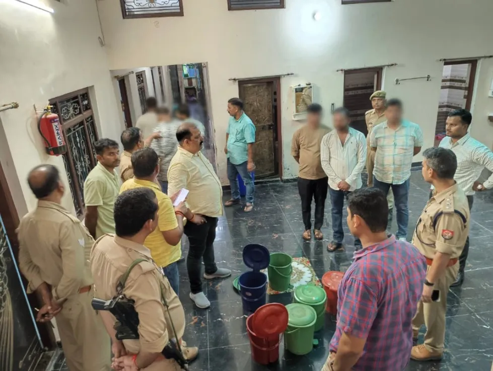 होटल में संदिग्ध गतिविधियों की सूचना पर 05 व्यक्तियों को किया गिरफ्तार