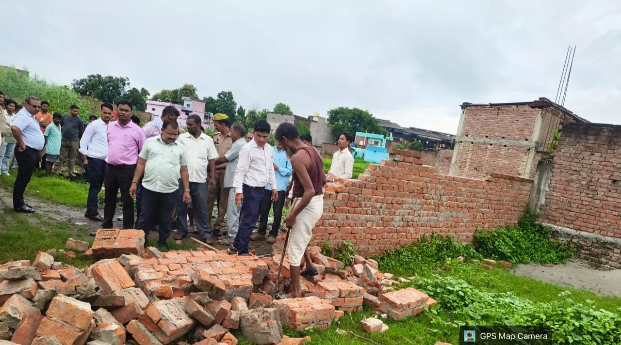 चकमार्ग पर कब्जा कर खड़ी कर दी पक्की दीवार, राजस्व टीम ने ढहाई
