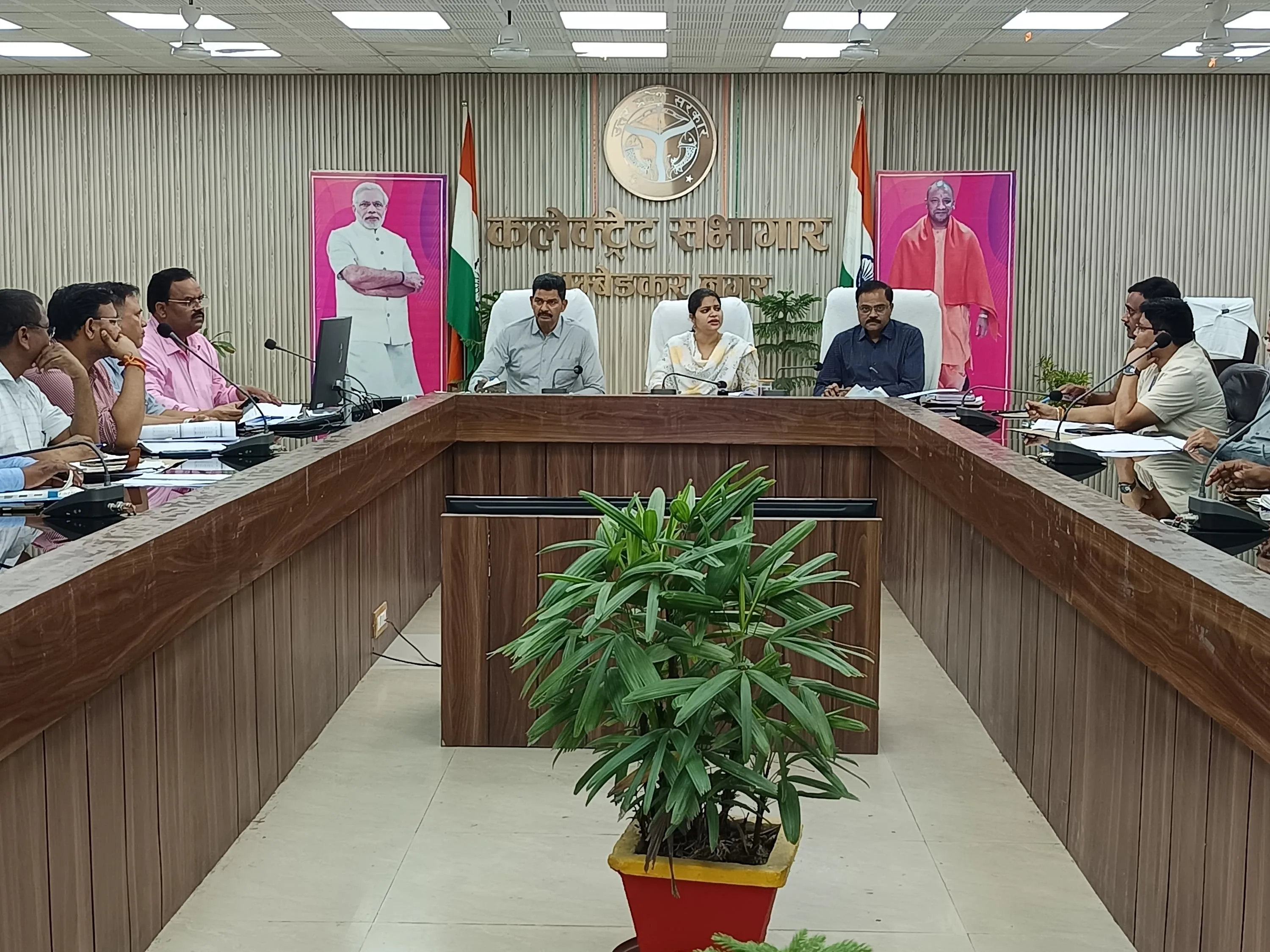 स्वास्थ्य सेवाओं में निरंतर सुधार के साथ योजनाओं का प्रभावी क्रियान्वयन सुनिश्चित करें अधिकारी :डीएम 