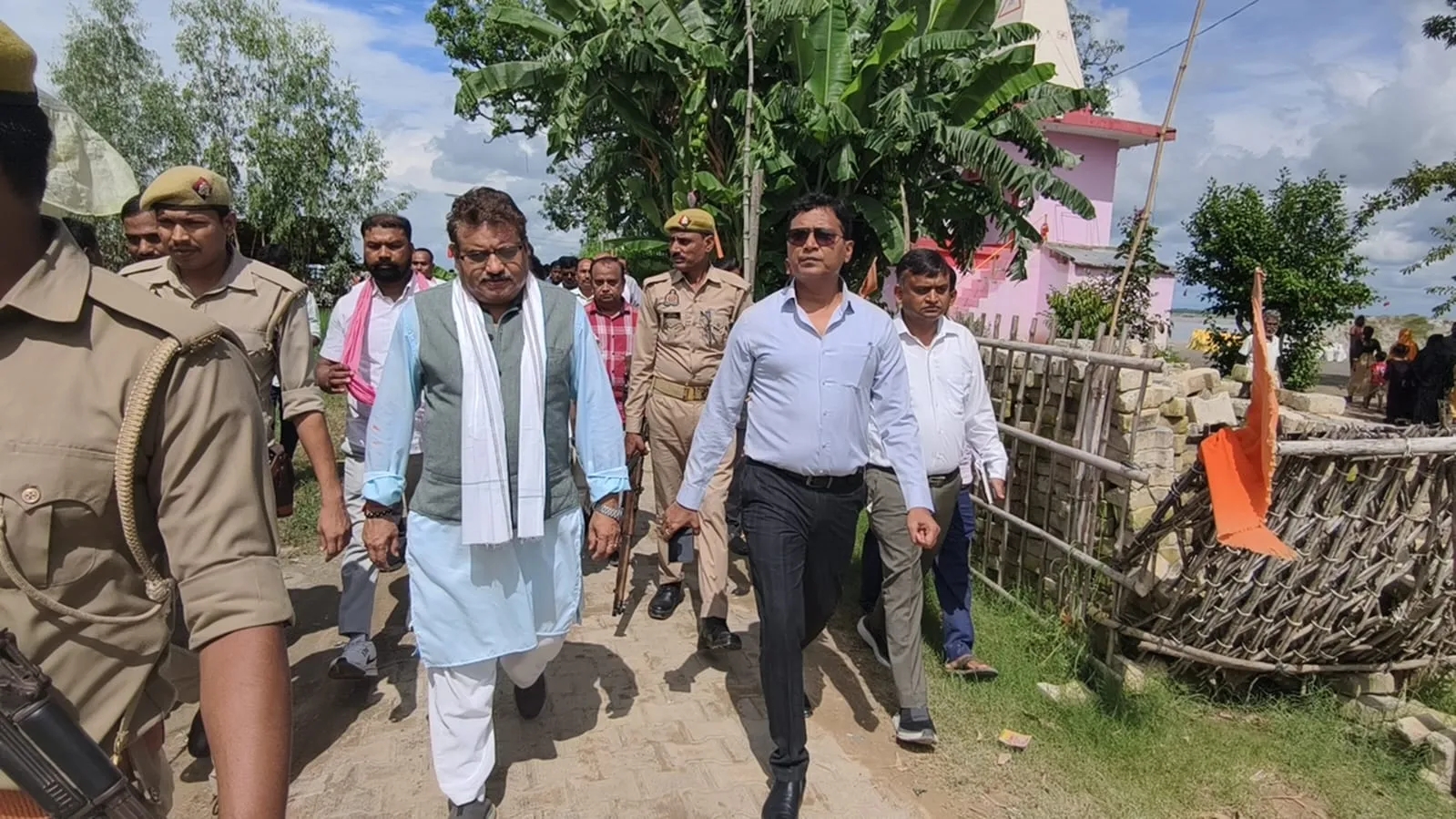 मोहाना नदी के कटान से प्रभावित घरों को झंडी राज महल से पहुंची राहत सामग्री