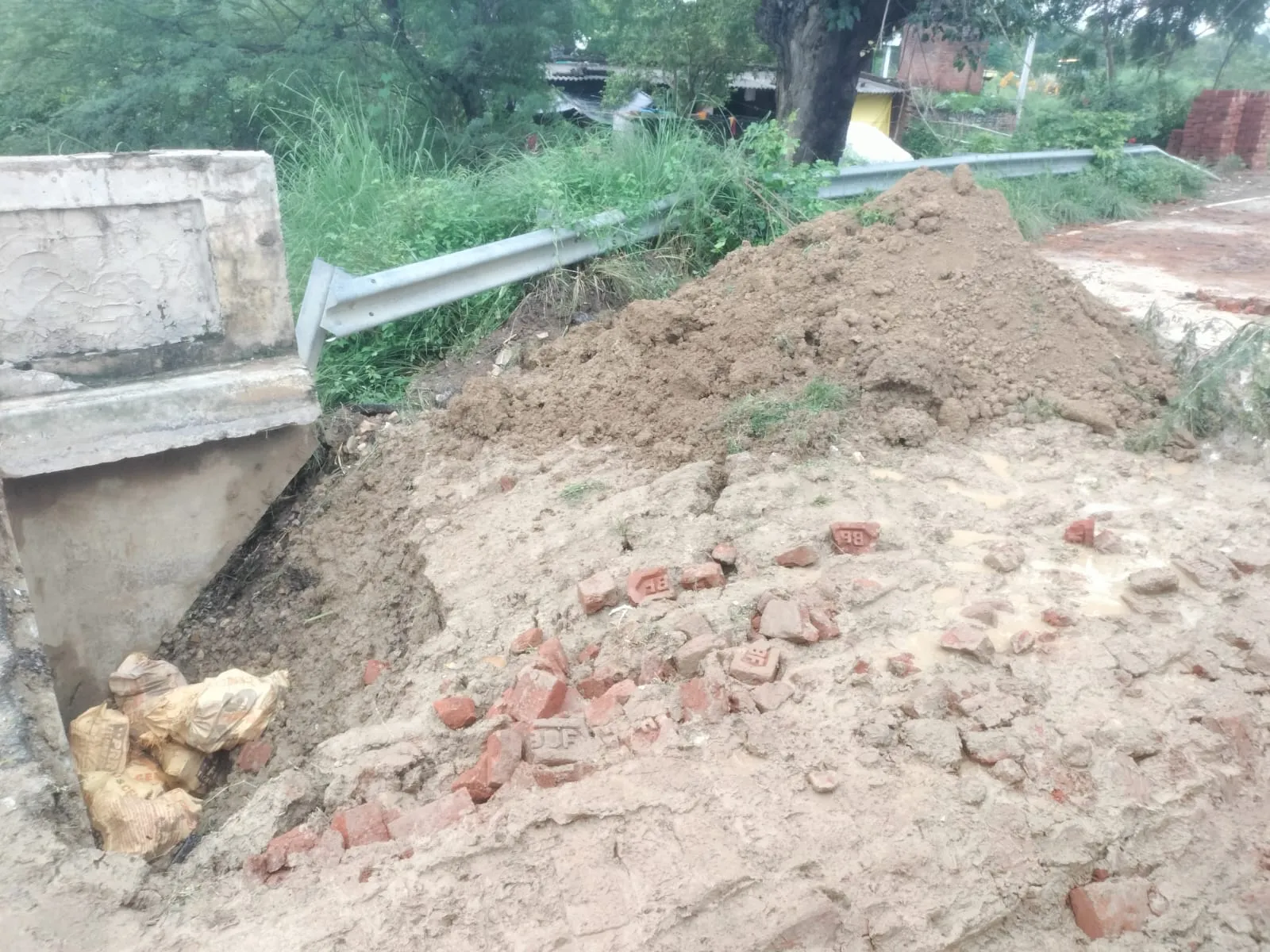 बारिश के कारण धंसी सड़क, आवागमन प्रभावित