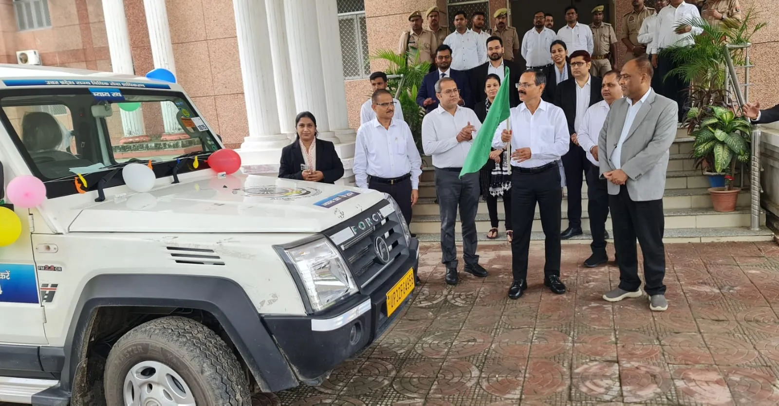 जिला जज ने प्रचार वाहन को दिखाई हरी झंडी