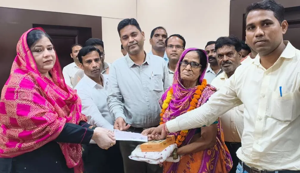 चेयरपर्सन ने सेवानिवृत्त कर्मचारी को सम्मान के साथ दी विदाई