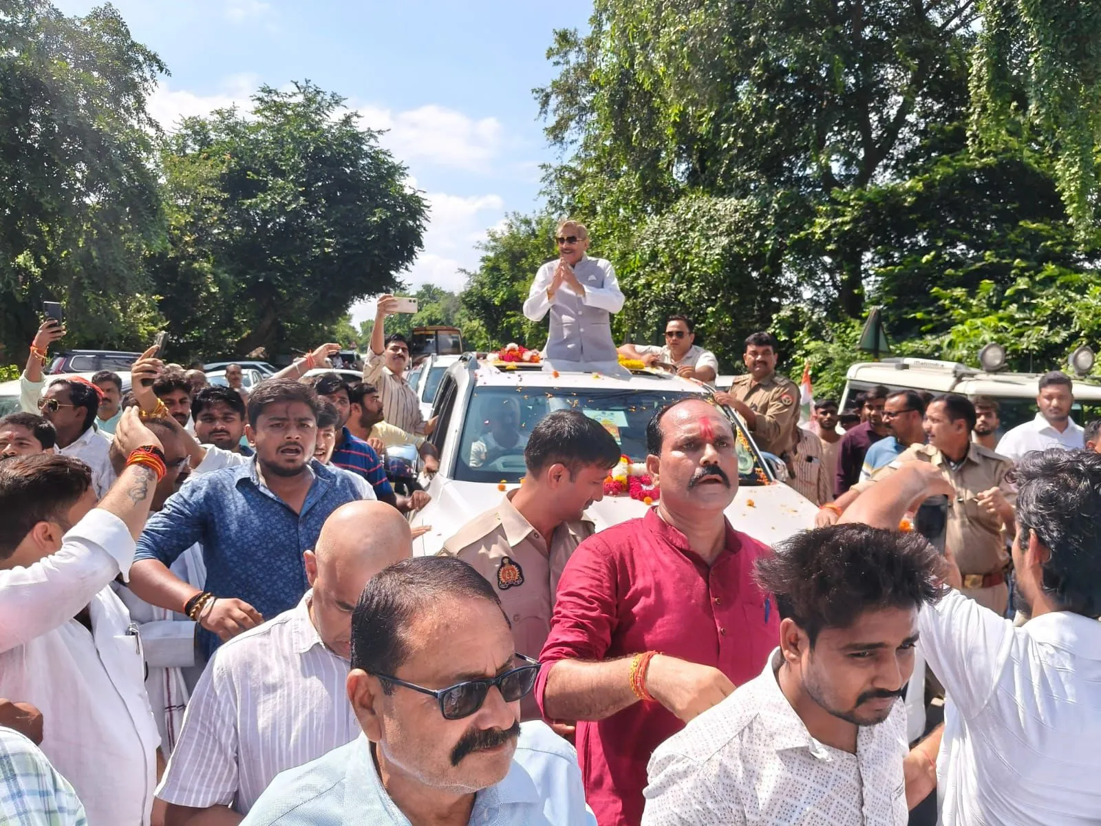 गाजे-बाजे पर नाचते थिरकते हजारों कार्यकर्ताओं ने प्रमोद तिवारी का किया गर्मजोशी से स्वागत