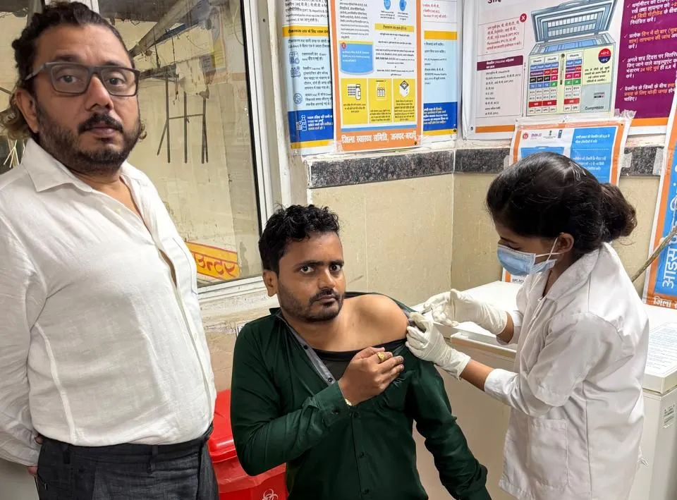 स्वाइन फ्लू से बचाव को मेडिकल कॉलेज में स्वास्थ्य कमिर्यो का टीकाकरण 