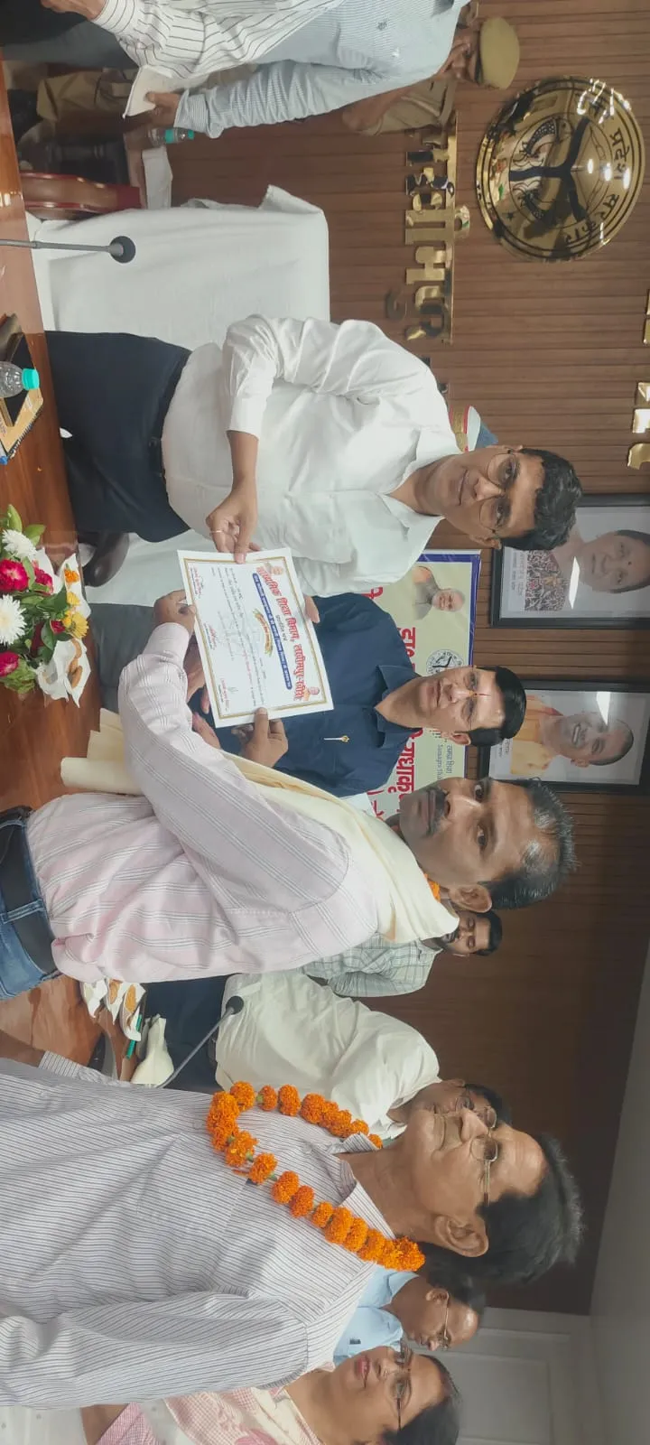 शिक्षा क्षेत्र में उत्कृष्ट योगदान के लिए शिक्षकों का सम्मान गायत्री इंटर कॉलेज के शिक्षक आलोक वर्मा किये गए सम्मानित