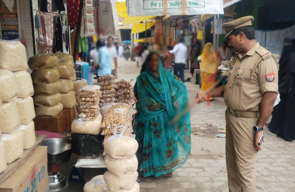 महुली पुलिस द्वारा दुकानदारों से संवाद कर हटवाया गया अवैध अतिक्रमण
