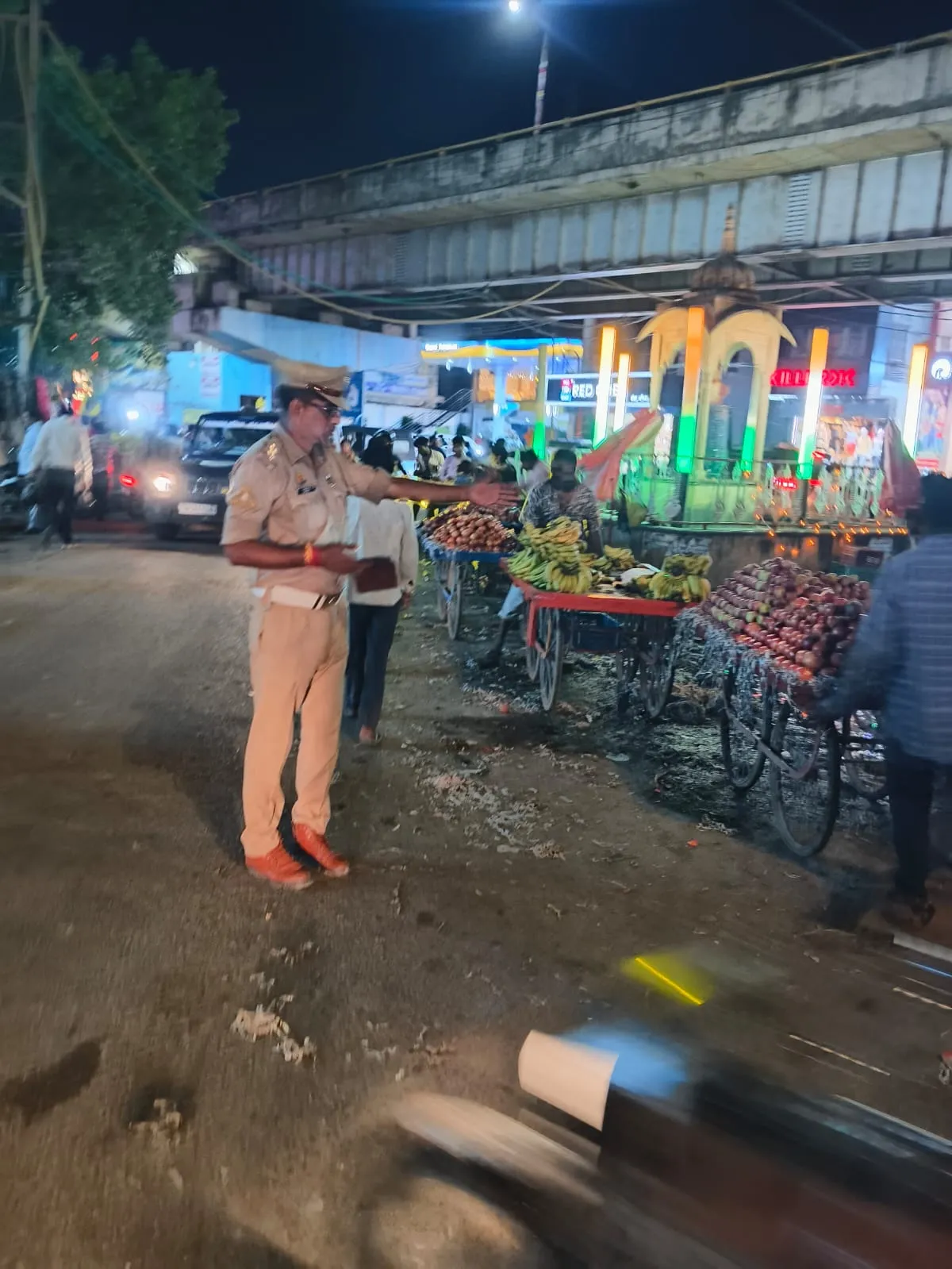 यातायात प्रभारी द्वारा पैदल गश्त कर यातायात व्यवस्था का लिया गया जायजा, 