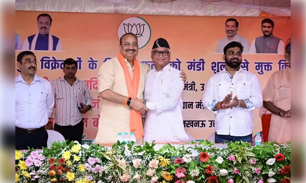 पुष्प उत्पादकों के समारोह में उद्यान मंत्री ने विधायक का किया सम्मान