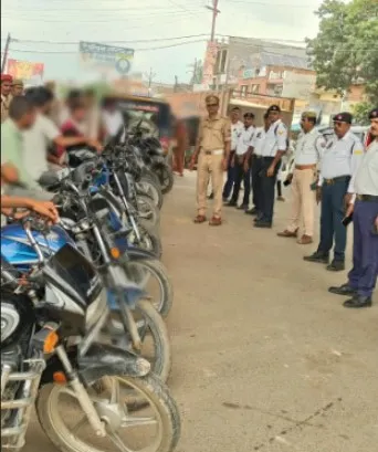 यातायात नियमों का उल्लंघन करने वाले वाहन चालकों के विरुद्ध पुलिस की सख्त कार्रवाई