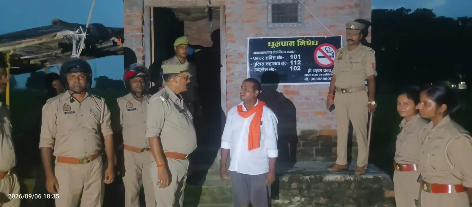 महुली पुलिस की सतर्क निगरानी, कस्बा हरिहरपुर में पटाखा दुकानों का सघन निरीक्षण