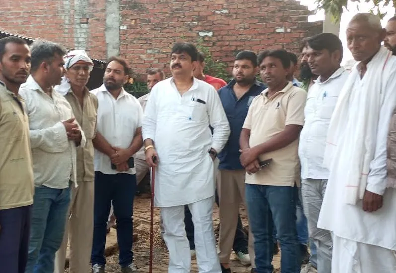 पीड़ित परिवारों से मिले आबिद रजा, मुआवजे की मांग