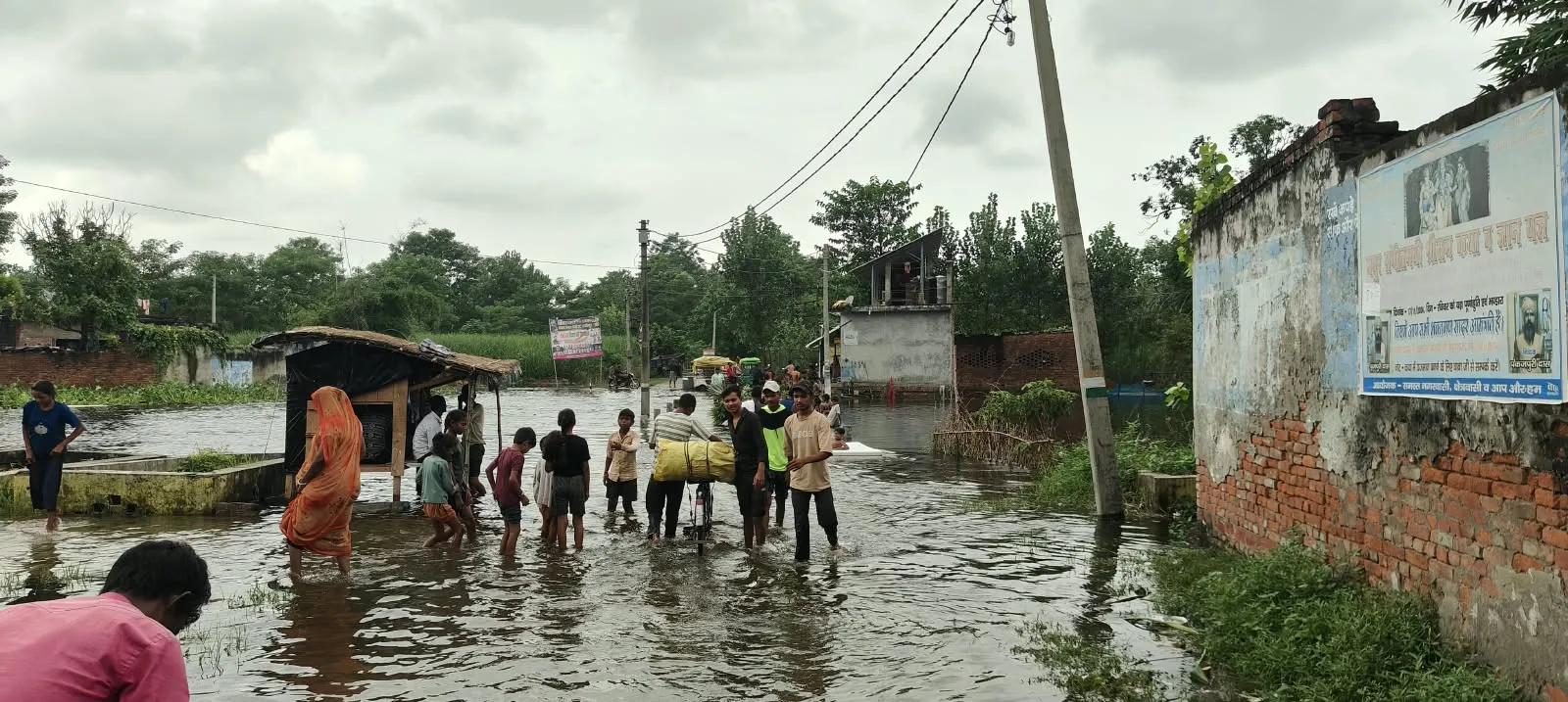 बरोठा रपटा पर तेज बहाव के बावजूद सुरक्षा के इंतजाम नहीं, ग्रामीणों ने प्रशासन पर लगाया लापरवाही का आरोप