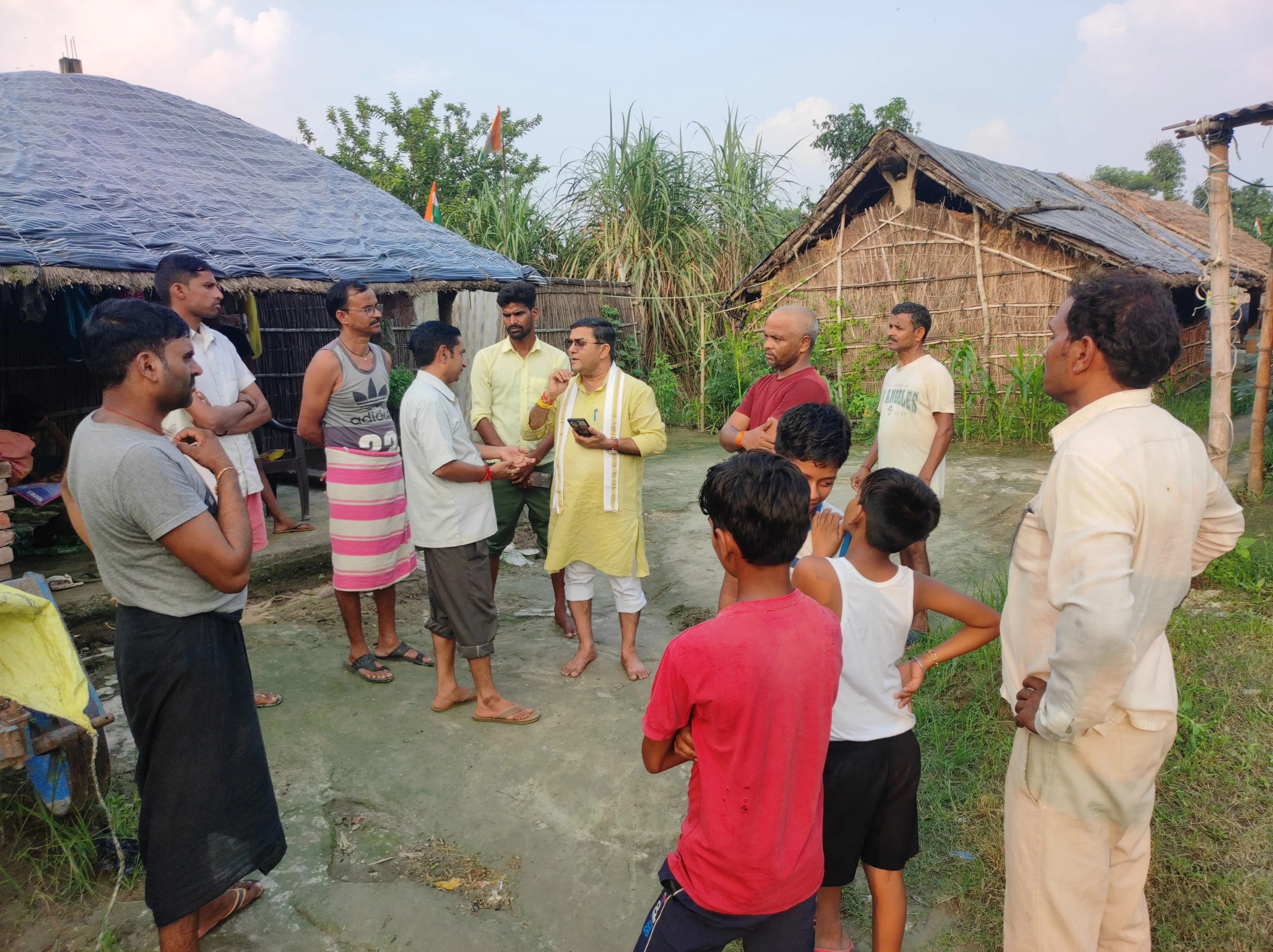 बाढ़ प्रभावित क्षेत्रों में पहुंचे वरिष्ठ भाजपा नेता देवेंद्र कुमार पांडेय