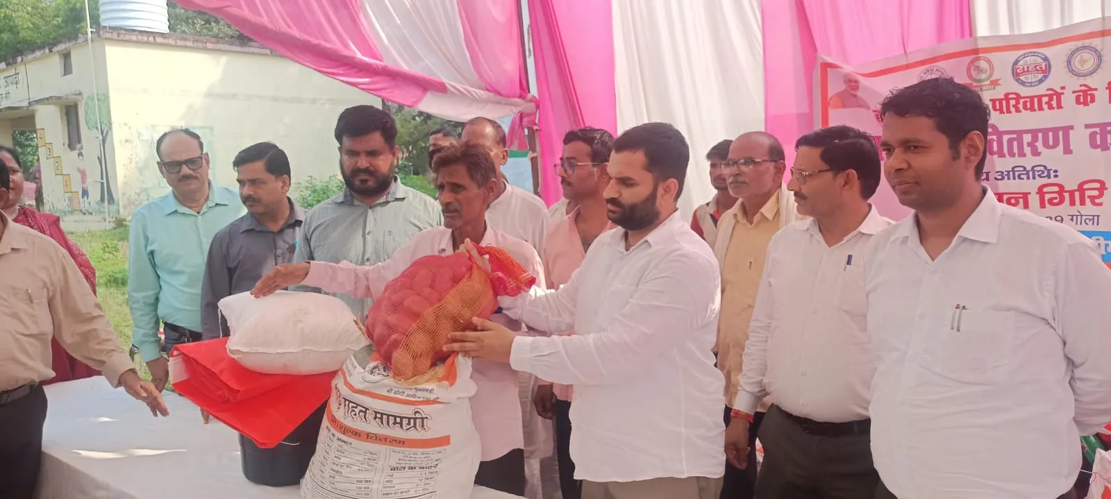 बाढ़ की मार के बीच राहत का सहारा, रूरा सुलतानपुर पहुंचे विधायक अमन गिरी