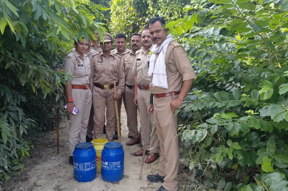 आबकारी की ताबड़तोड़ छापेमारी,10 लीटर कच्ची शराब व 50 किलो लहन नष्ट किया