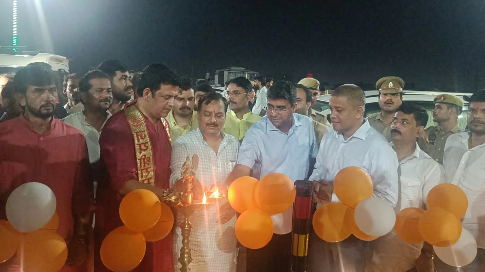 सांसद रवि किशन ने पैडलेगंज फ्लाईओवर पर जलाए दीप
