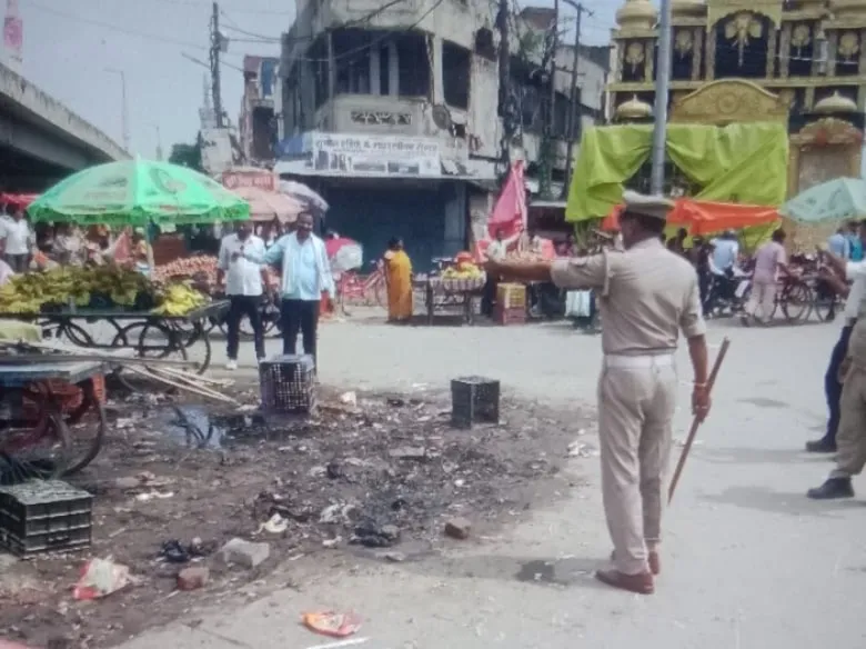 यातायात पुलिस द्वारा सड़क किनारे से हटवाया गया अतिक्रमण