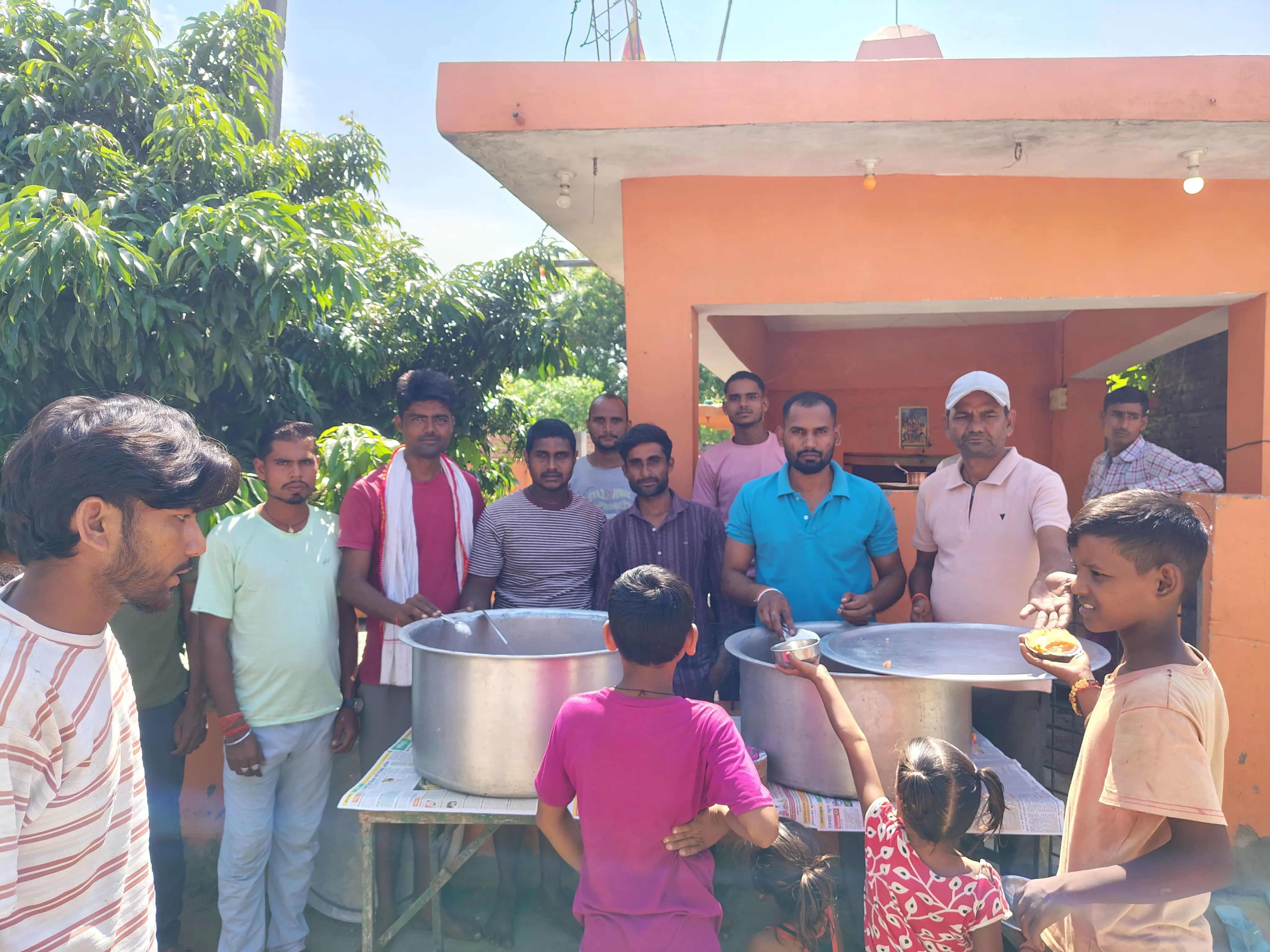 राधाष्टमी पर नौबना मंदिर में श्रद्धालुओं ने ग्रहण किया प्रसाद, युवाओं ने कराया भंडारा