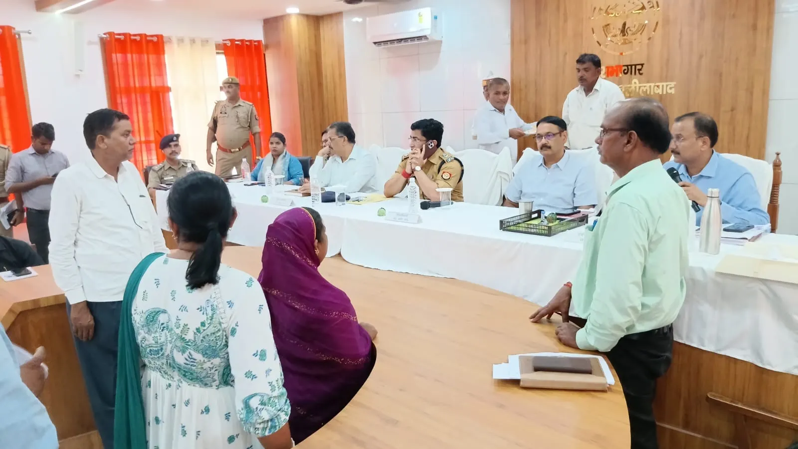 डीएम की अध्यक्षता में सम्पूर्ण समाधान दिवस के दौरान सुनी गई फरियादियों की शिकायतें