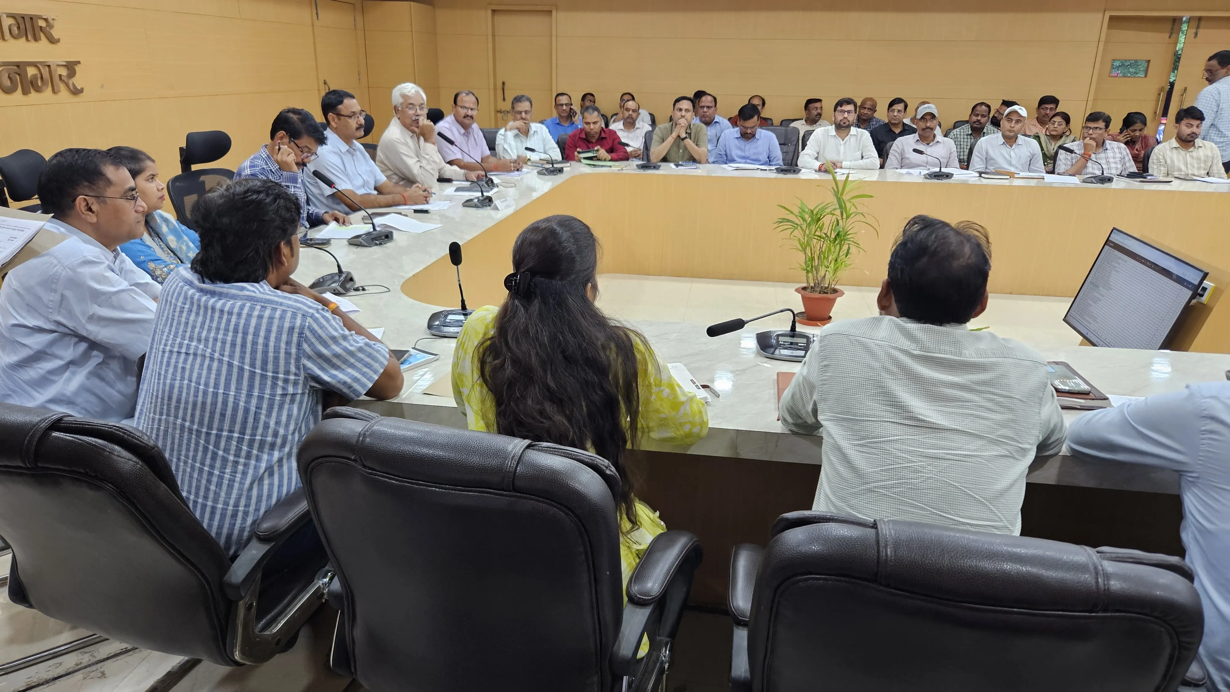 डीएम की अध्यक्षता में विभागीय योजनाओं व निर्माण कार्यों में गुणात्मक प्रगति लाने के दिए गए निर्देश