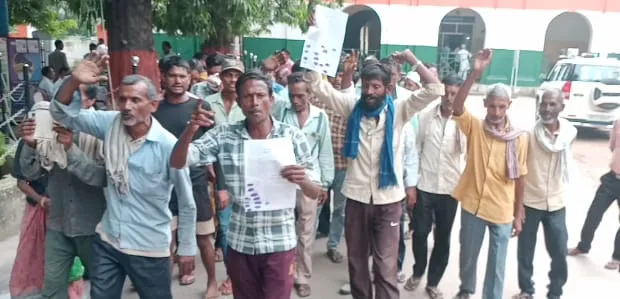 राशन वितरण को लेकर ग्रामीणों का फूटा आक्रोश,कोटेदार पर मनमानी व धमकी देने के आरोप
