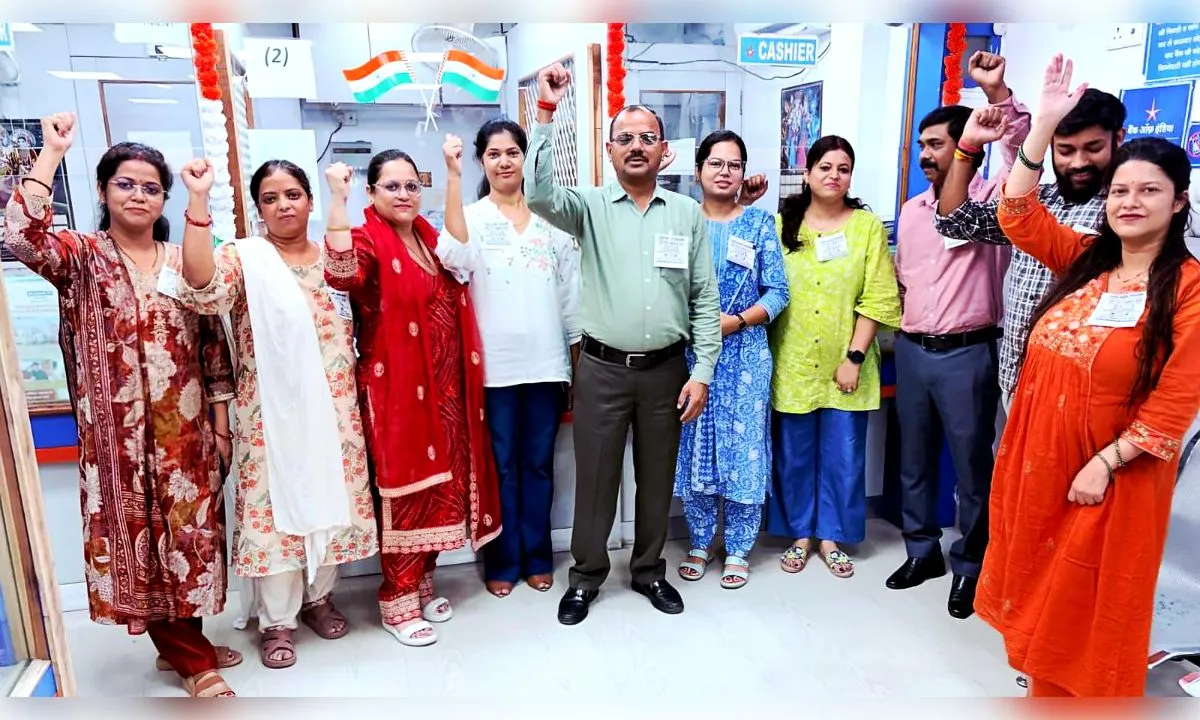  हड़ताल: बैंक कर्मियों ने काला बैज पहन कर निपटाया कामकाज