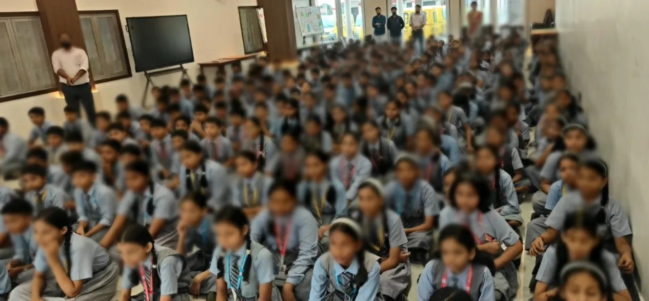 विद्यार्थियों को यातायात नियमों के पालन के प्रति किया गया जागरूक
