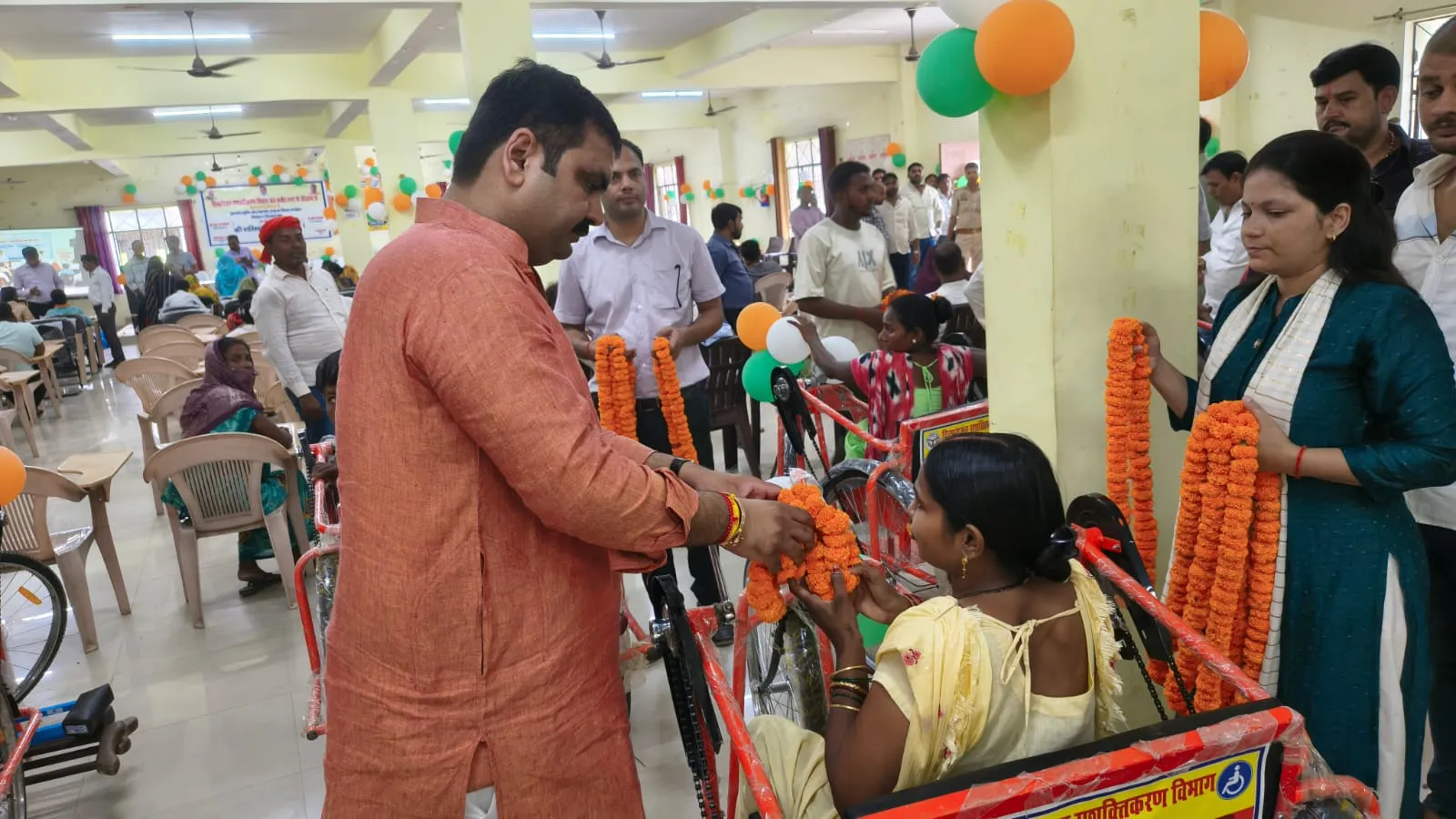 विधायक खलीलाबाद एवं मेहदावल द्वारा दिव्यांग पेंशन स्वीकृत प्रमाण पत्र का किया गया वितरण