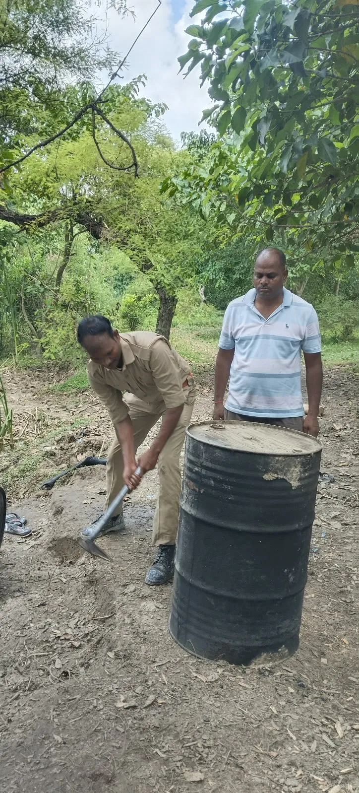 अवैध कच्ची शराब के खिलाफ आबकारी विभाग की छापेमारी, दो गिरफ्तार