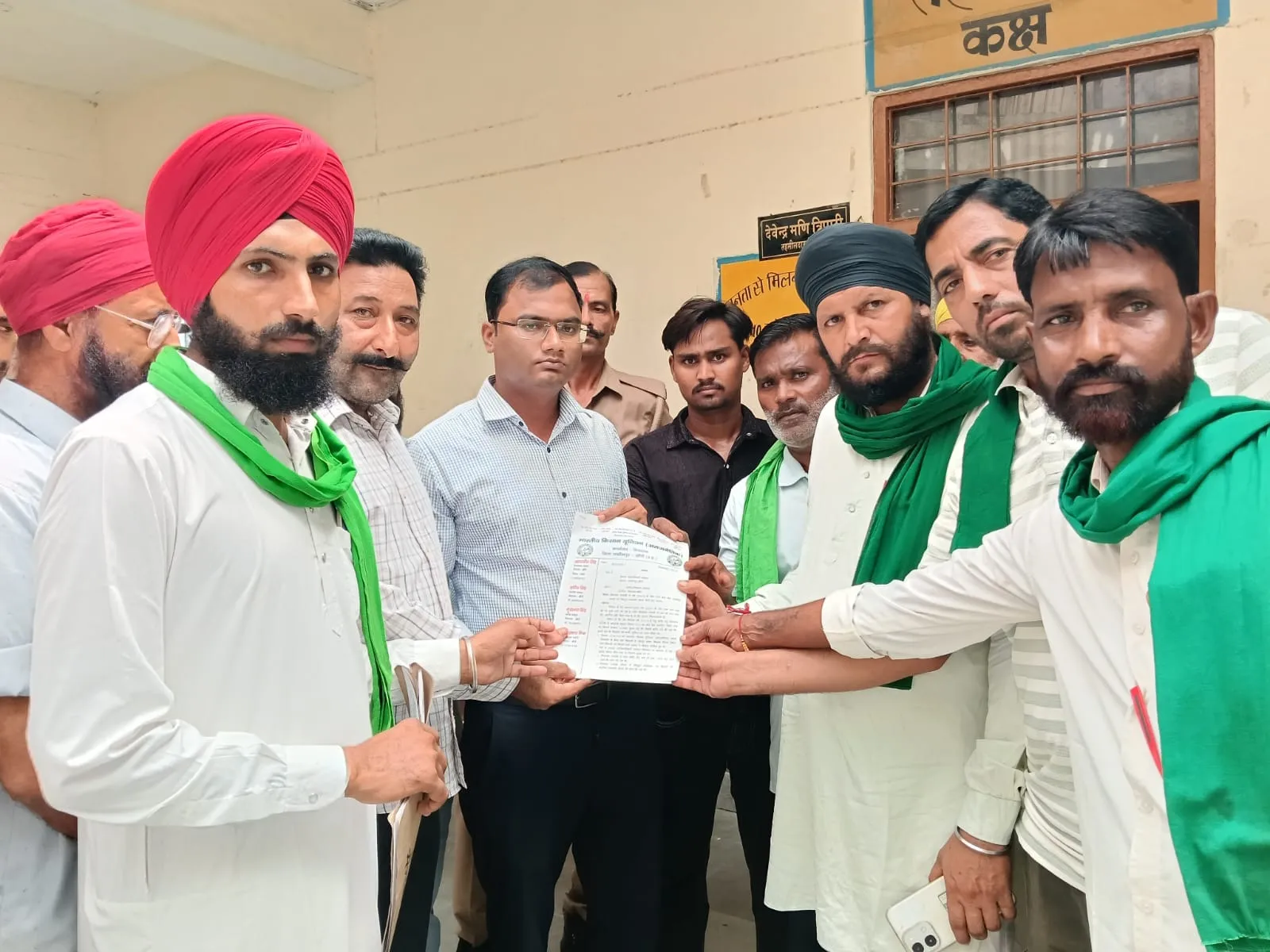 निघासन उपमंडी में धान खरीद केंद्र खोलने की मांग,किसान यूनियन ने सौंपा ज्ञापन