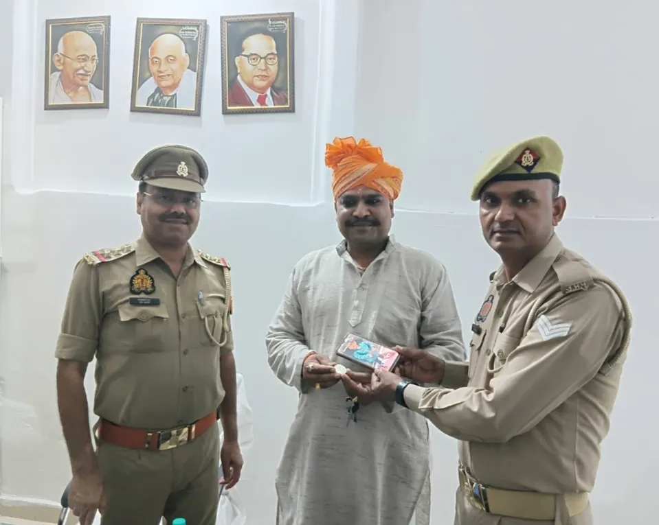 रास्ते मे पड़ा मोबाइल व उसमे रखा सोने का सिक्का लौटाकर पुलिस कर्मी ने दिया ईमानदारी का परिचय