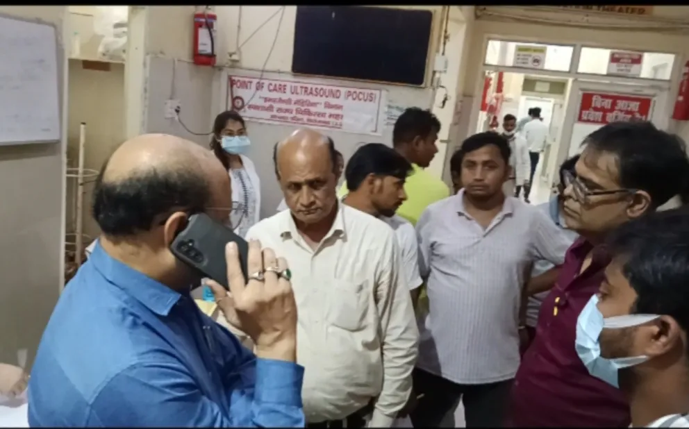 स्वशासी राज्य चिकित्सा महाविद्यालय से सम्बद्ध ट्रॉमा सेंटर पर लापरवाही को लेकर भड़के तीमारदार