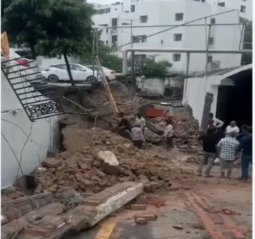 केजीएमयू :दीवार गिरने से ऑक्सीजन पाइपलाइन क्षतिग्रस्त
