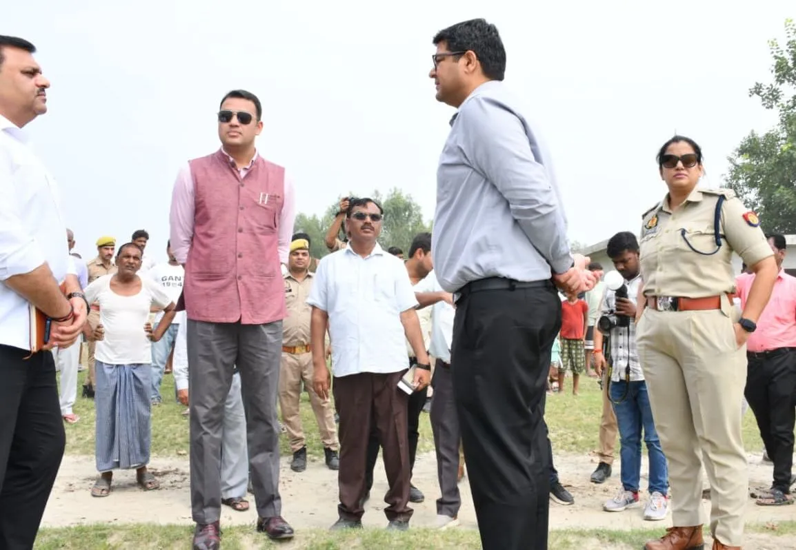 मंडलायुक्त ने बाढ़ प्रभावित क्षेत्र में स्थिति का लिया जायज़ा
