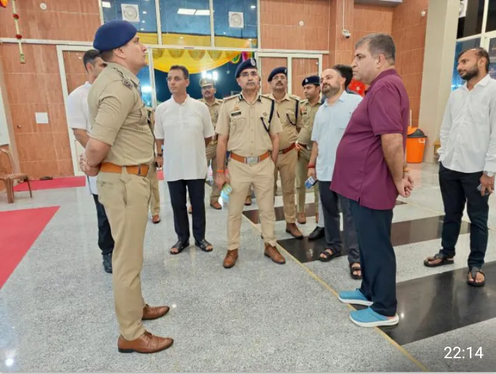 श्रीकृष्ण जन्माष्टमी पर्व के दृष्टिगत पुलिस महानिरीक्षक प्रयागराज परिक्षेत्र ने किया जगद्गुरु कृपालु धाम मंदिर परिसर का निरीक्षण