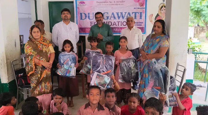 दुर्गावती फाउंडेशन के सहयोग से स्कूली बच्चों को स्कूली बैग एवं शैक्षिक सामग्री का हुआ वितरण 