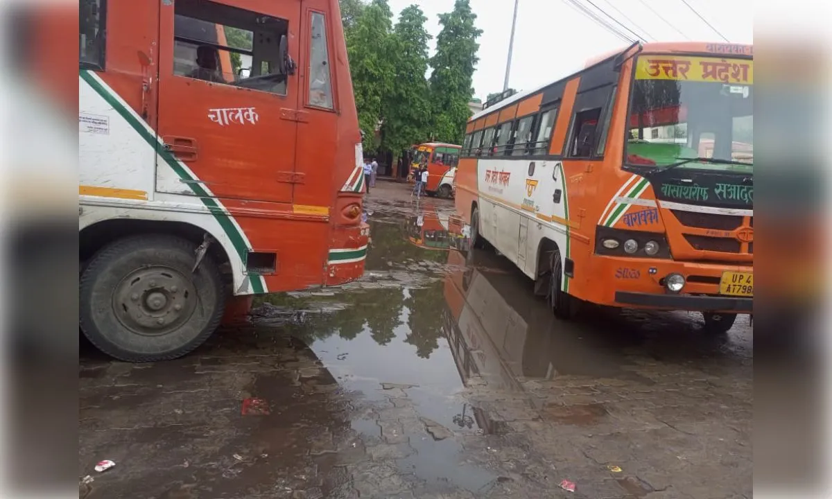 बस से उतरते ही यात्रियों का पहले पैर कीचड़ में, जिम्मेदार कौन ?