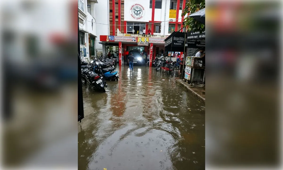 मोहनलालगंज एसडीएम आवास व तहसील परिसर बना तालाब