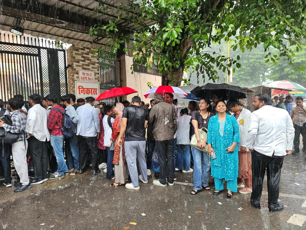 मांग को लेकर स्वास्थ्य महानिदेशालय के बाहर डटे रहें सैकड़ों डॉक्टर