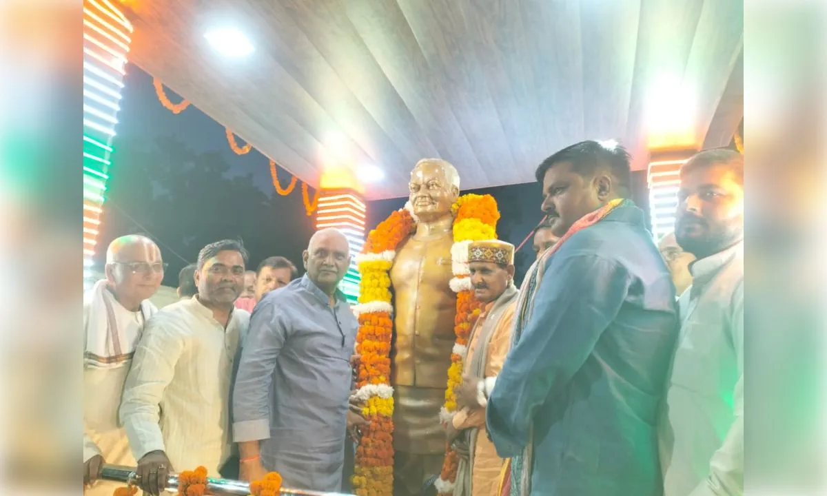 उतरौला में अटल बिहारी वाजपेयी की आदमकद प्रतिमा का अनावरण