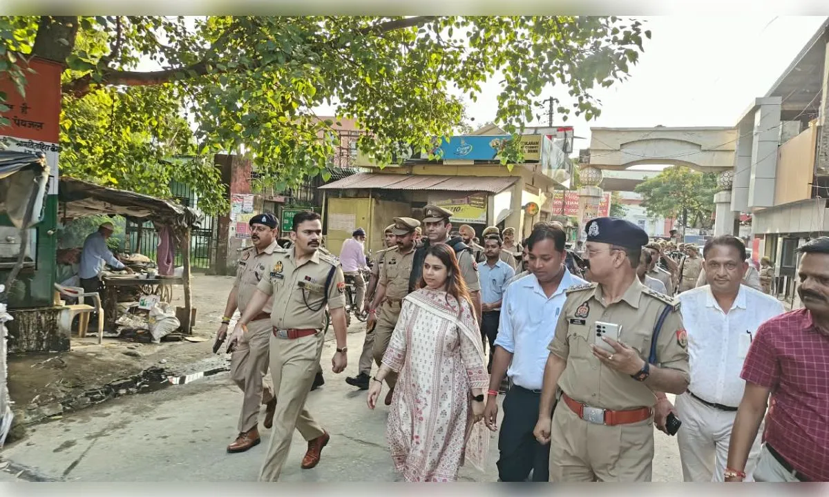 जन्माष्टमी और जुलूस को लेकर नगीना में डीएम-एसपी का फ्लैग मार्च