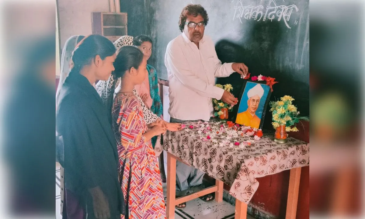 उतरौला तहसील के विद्यालयों में धूमधाम से मनाया शिक्षक दिवस