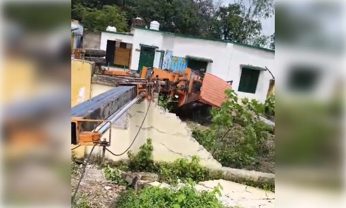 मोहनलालगंज में पेड़ की कटाई के दौरान हाइड्रा पलटा, मजदूर की मौत 